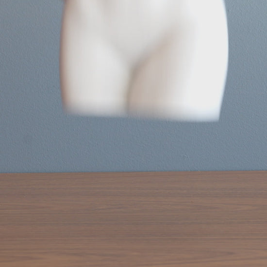 Rotating showcase video of the Summer Body Vase in female version, demonstrating PETG texture, shape, and enamel coating.