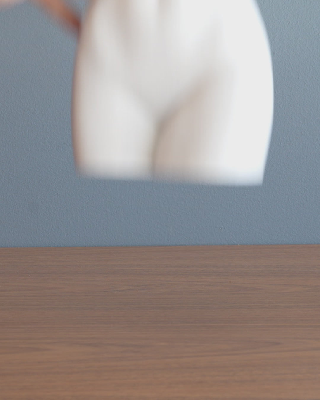 Rotating showcase video of the Summer Body Vase in female version, demonstrating PETG texture, shape, and enamel coating.