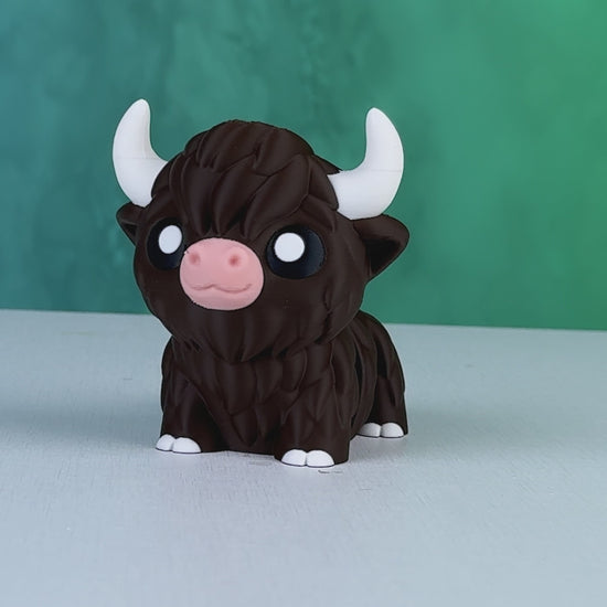 Showcase video of a 3D printed articulated Highland Cow figure demonstrating movement and full 360-degree view.3D printed articulated Highland Cow figure, front view, approximately 10cm tall, with detailed fur texture and white horns.
