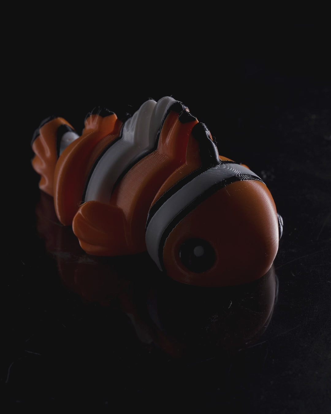 Demonstration video showing the movement and flexibility of the 3D printed flexi clownfish in keychain, magnet, and toy sizes.